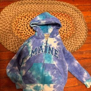 Featuring the 'Maine' logo sweatshirt girls 5/6 choice for everyday adventures.